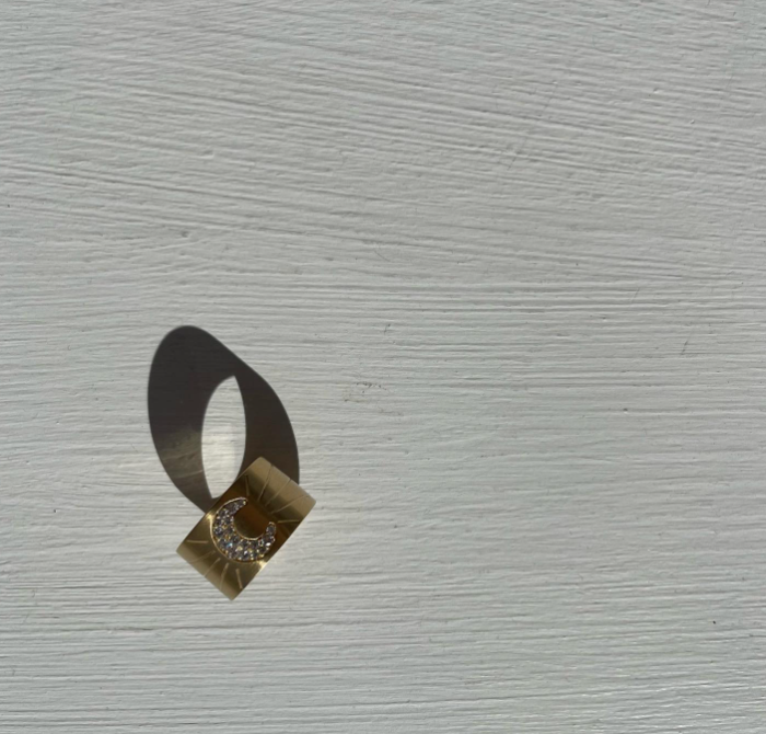 Luna - anello fascia in oro giallo 18kt sabbiato