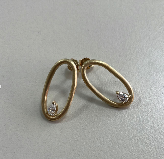 Orecchini sabbiati in oro giallo 18kt e diamanti