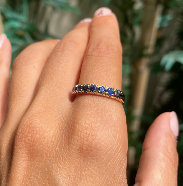 Mezza veretta in oro 18kt con zaffiri