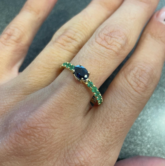 Pi - veretta di smeraldi con zaffiro centrale