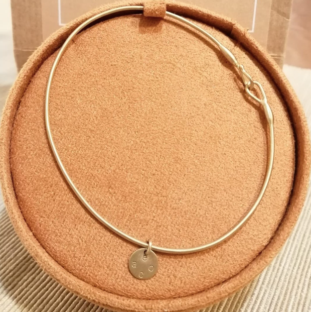 Mye - bracciale rigido in oro 18kt con finitura sabbiata