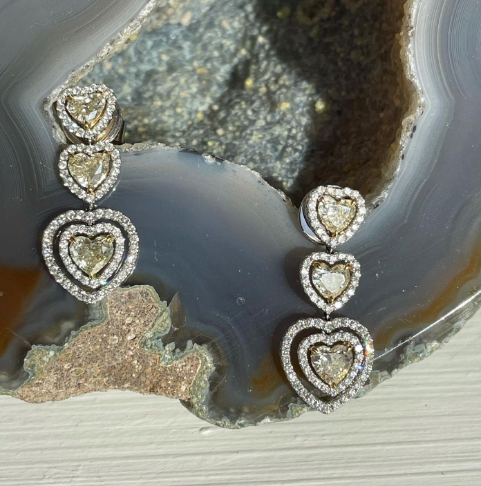 Orecchini pendenti in oro 18kt con diamanti e diamanti fancy