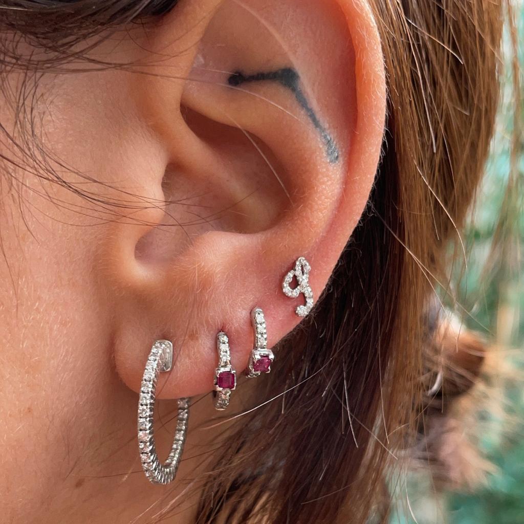 Mono orecchino iniziale in oro 18kt e diamanti