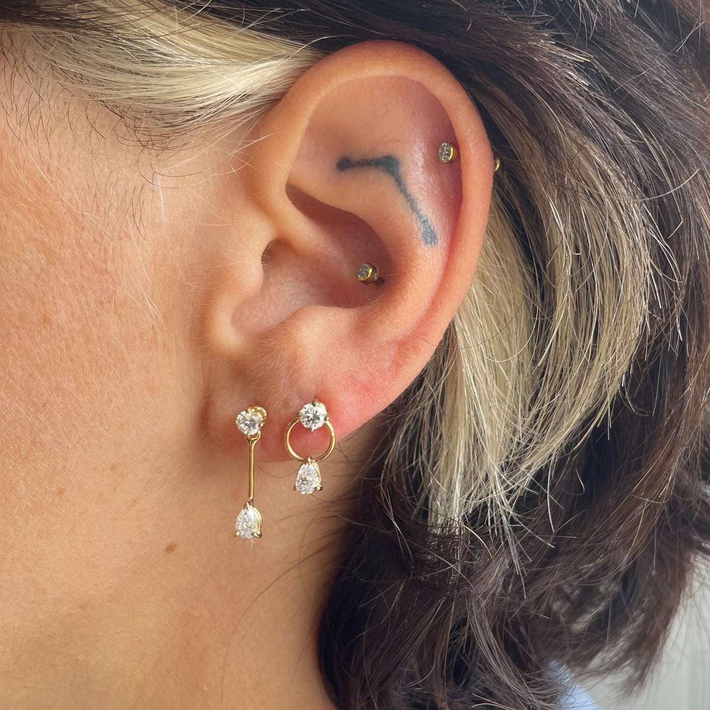 .ladiversa. -orecchini in oro 18kt con diamanti