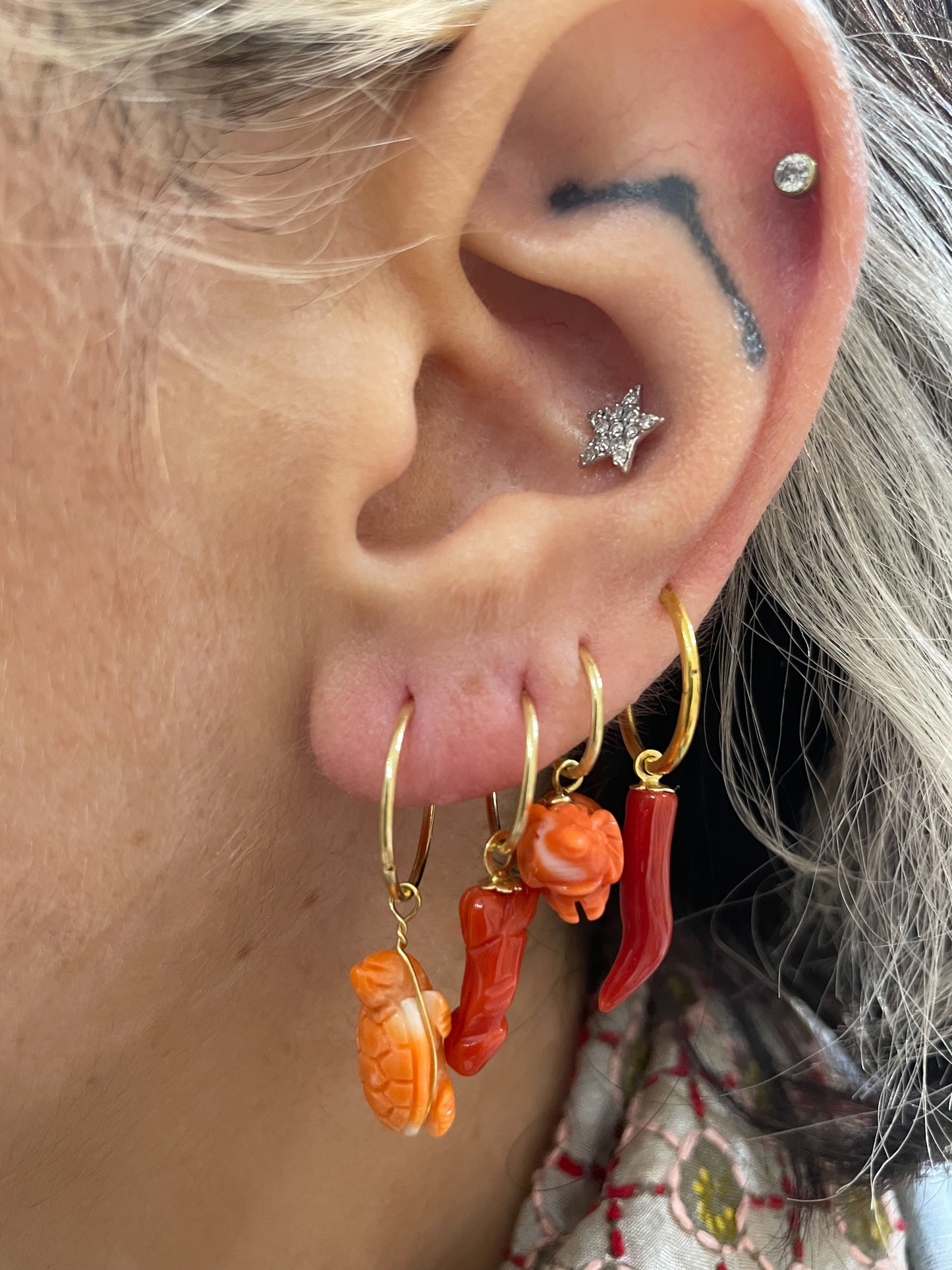 .la ciorta. -mono orecchino in oro 18kt e corallo