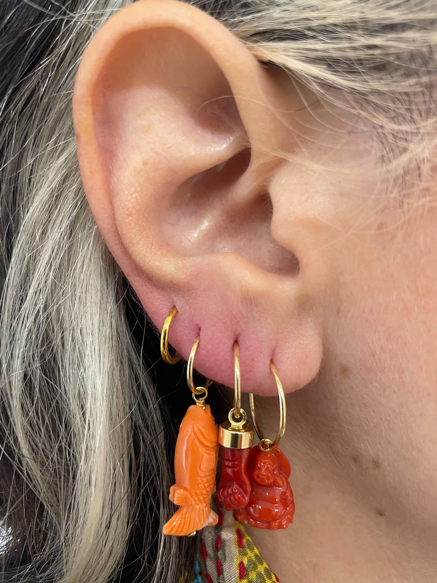 .la ciorta. -mono orecchino in oro 18kt e corallo