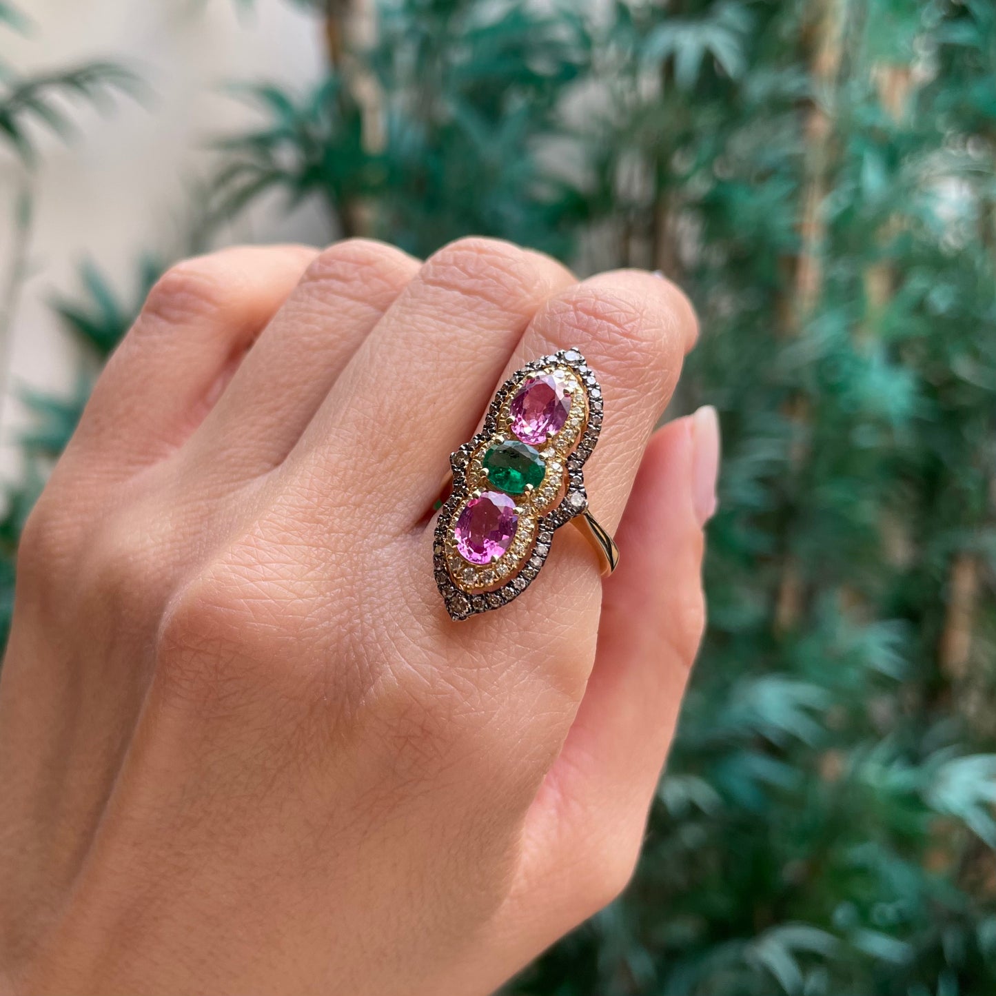 .la jasmine. - anello in or 18kt con diamanti, smeraldo e zaffiri rosa