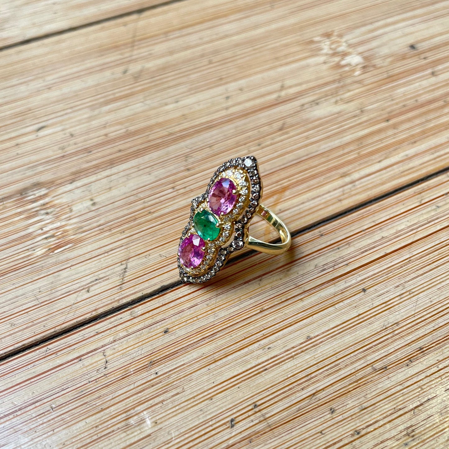 .la jasmine. - anello in or 18kt con diamanti, smeraldo e zaffiri rosa