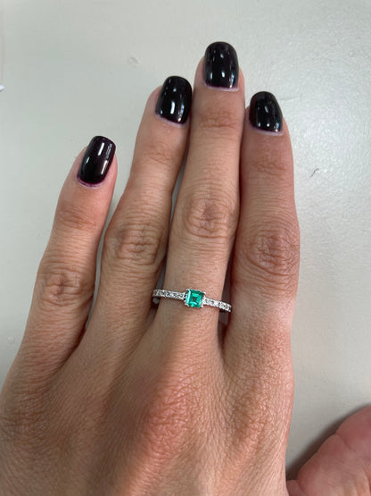 .angy. anello in oro 18kt con diamanti e smeraldo centrale