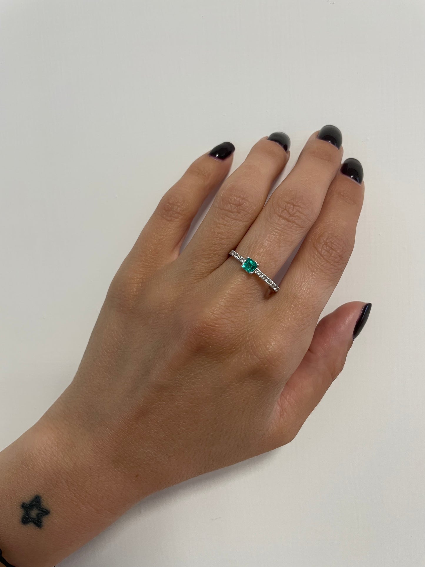 .angy. anello in oro 18kt con diamanti e smeraldo centrale