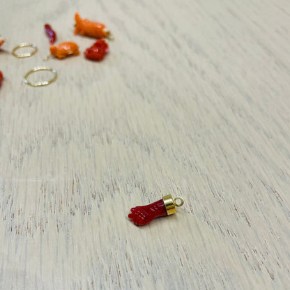 .la ciorta. -mono orecchino in oro 18kt e corallo