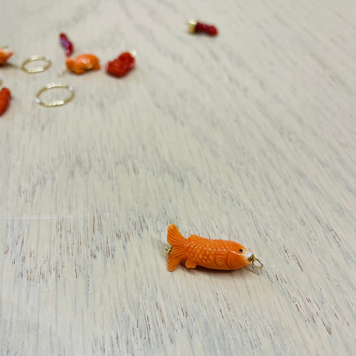 .la ciorta. -mono orecchino in oro 18kt e corallo