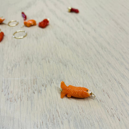 .la ciorta. -mono orecchino in oro 18kt e corallo