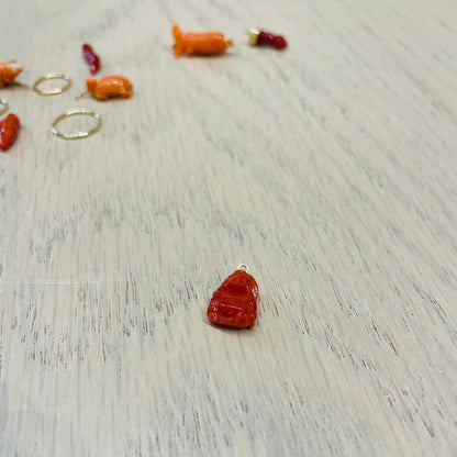 .la ciorta. -mono orecchino in oro 18kt e corallo