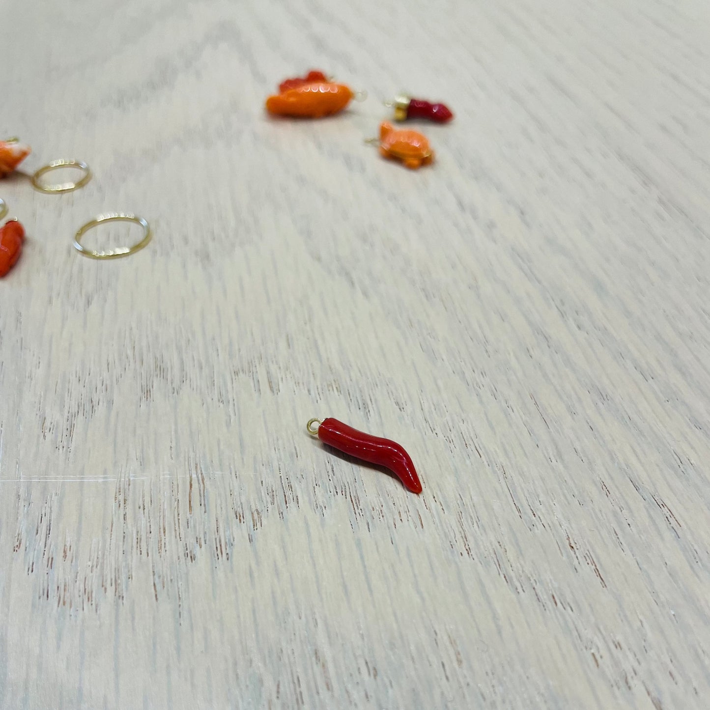 .la ciorta. -mono orecchino in oro 18kt e corallo