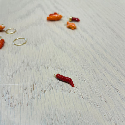 .la ciorta. -mono orecchino in oro 18kt e corallo