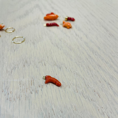 .la ciorta. -mono orecchino in oro 18kt e corallo