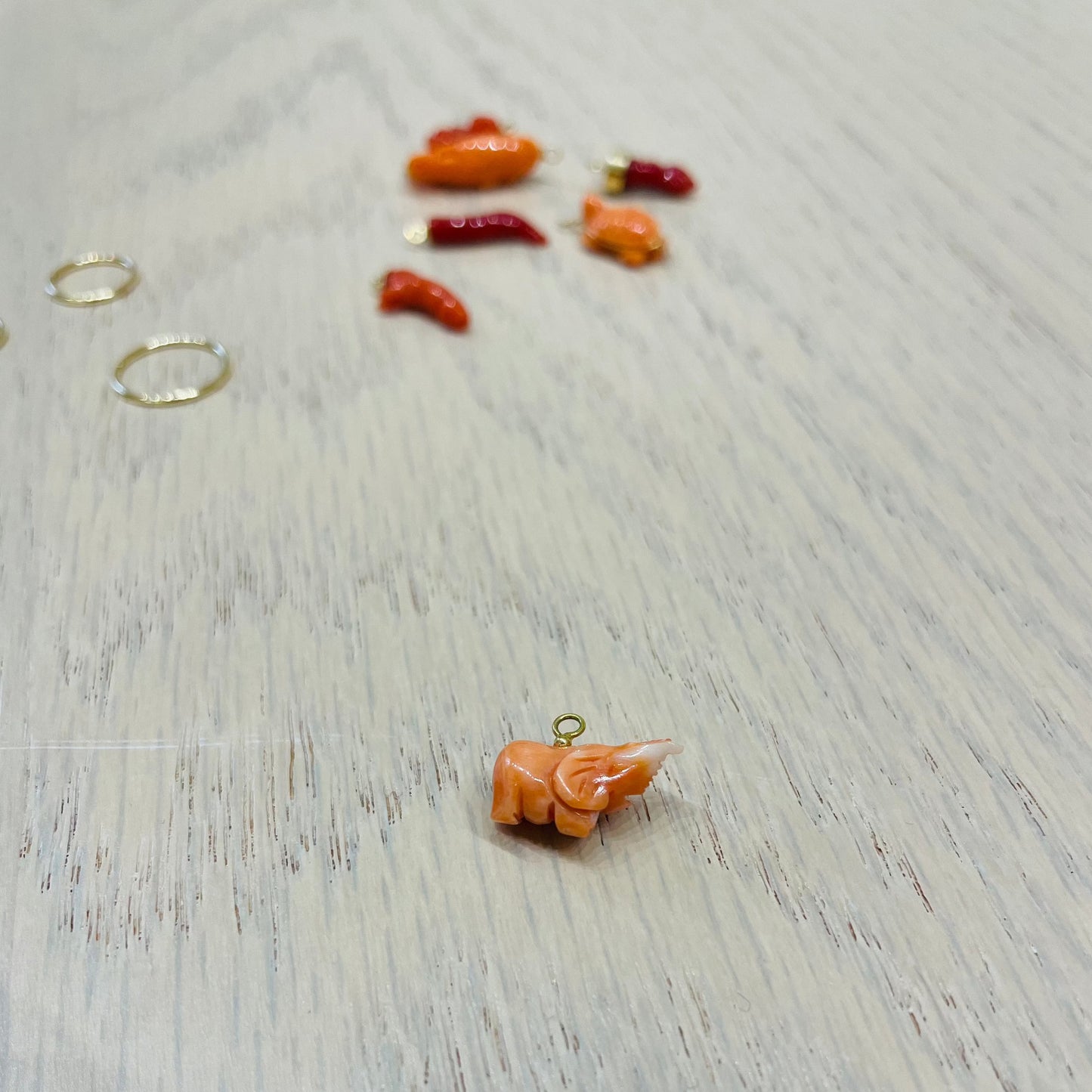 .la ciorta. -mono orecchino in oro 18kt e corallo