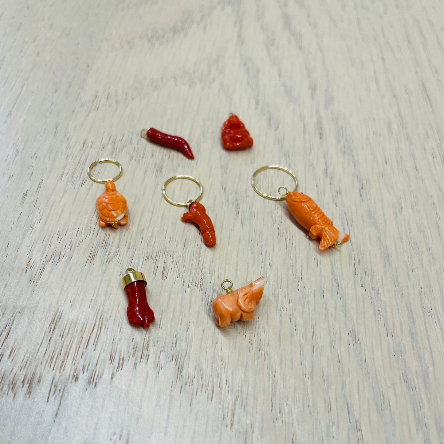 .la ciorta. -mono orecchino in oro 18kt e corallo