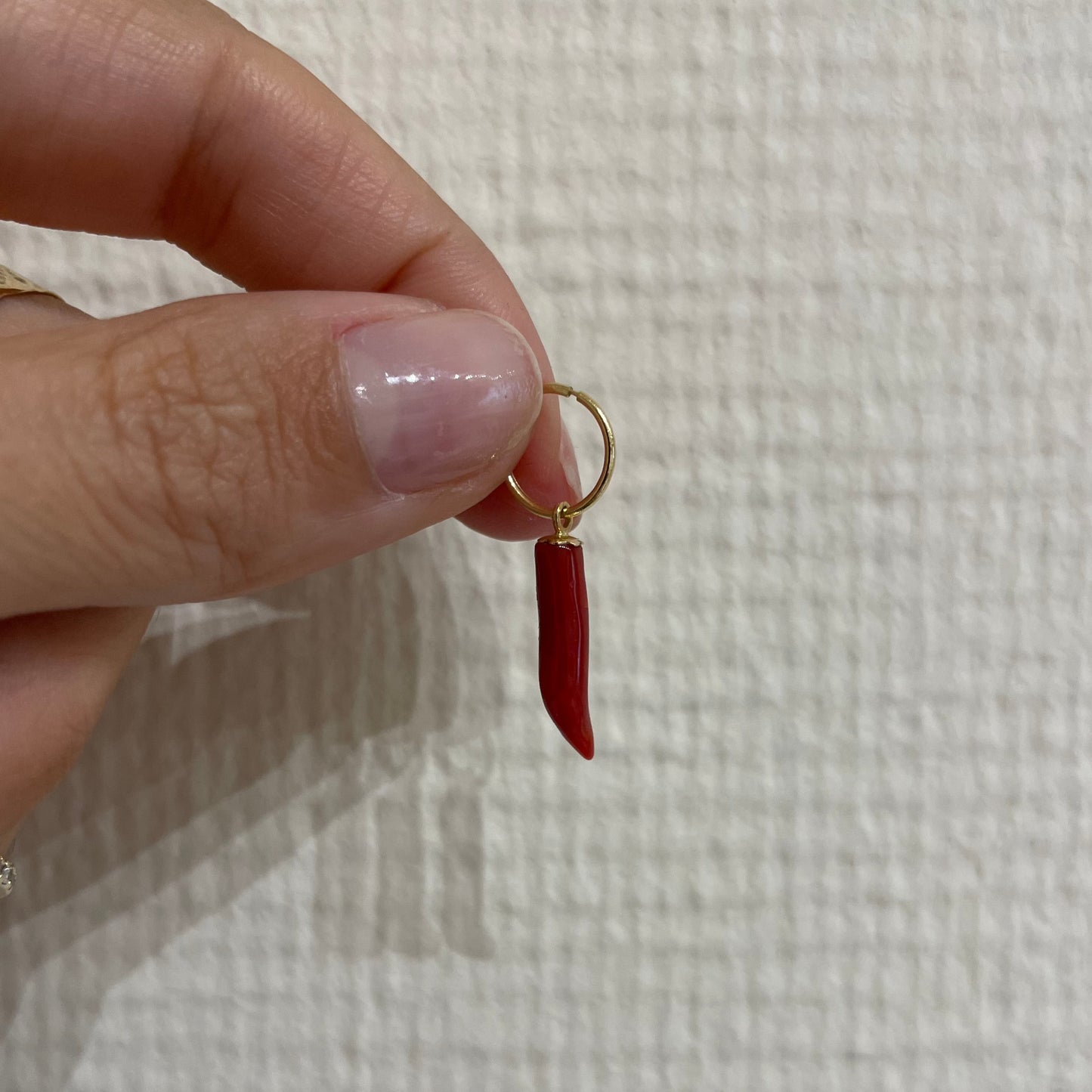 .la ciorta. -mono orecchino in oro 18kt e corallo