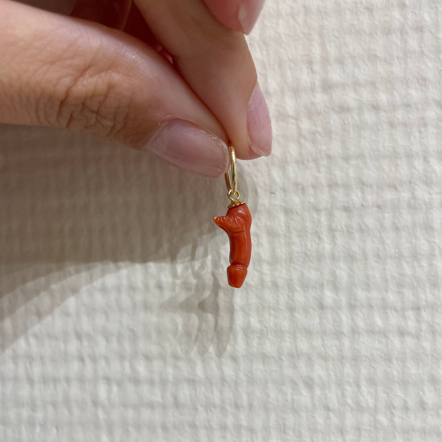 .la ciorta. -mono orecchino in oro 18kt e corallo