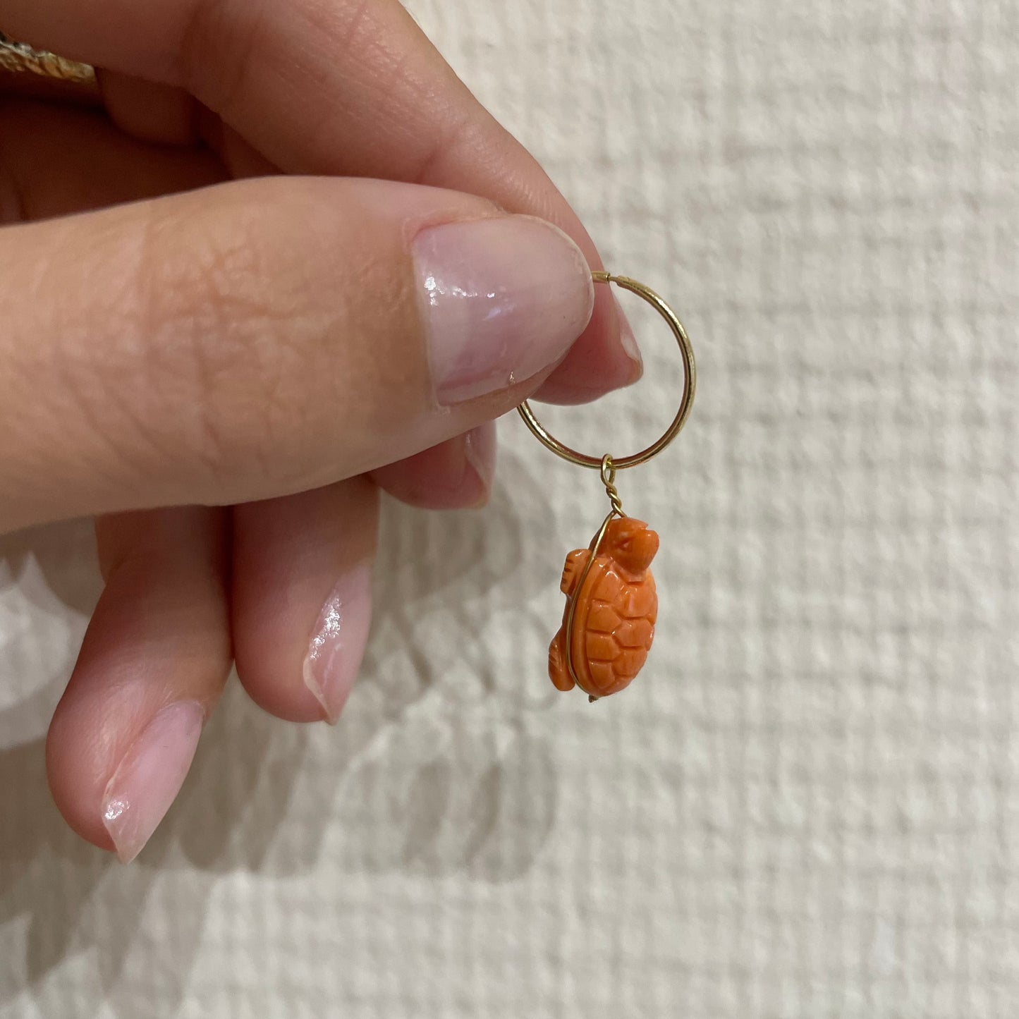 .la ciorta. -mono orecchino in oro 18kt e corallo