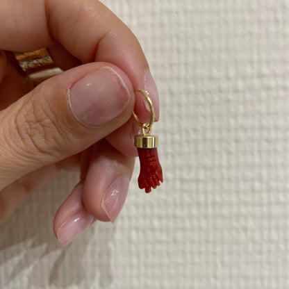 .la ciorta. -mono orecchino in oro 18kt e corallo