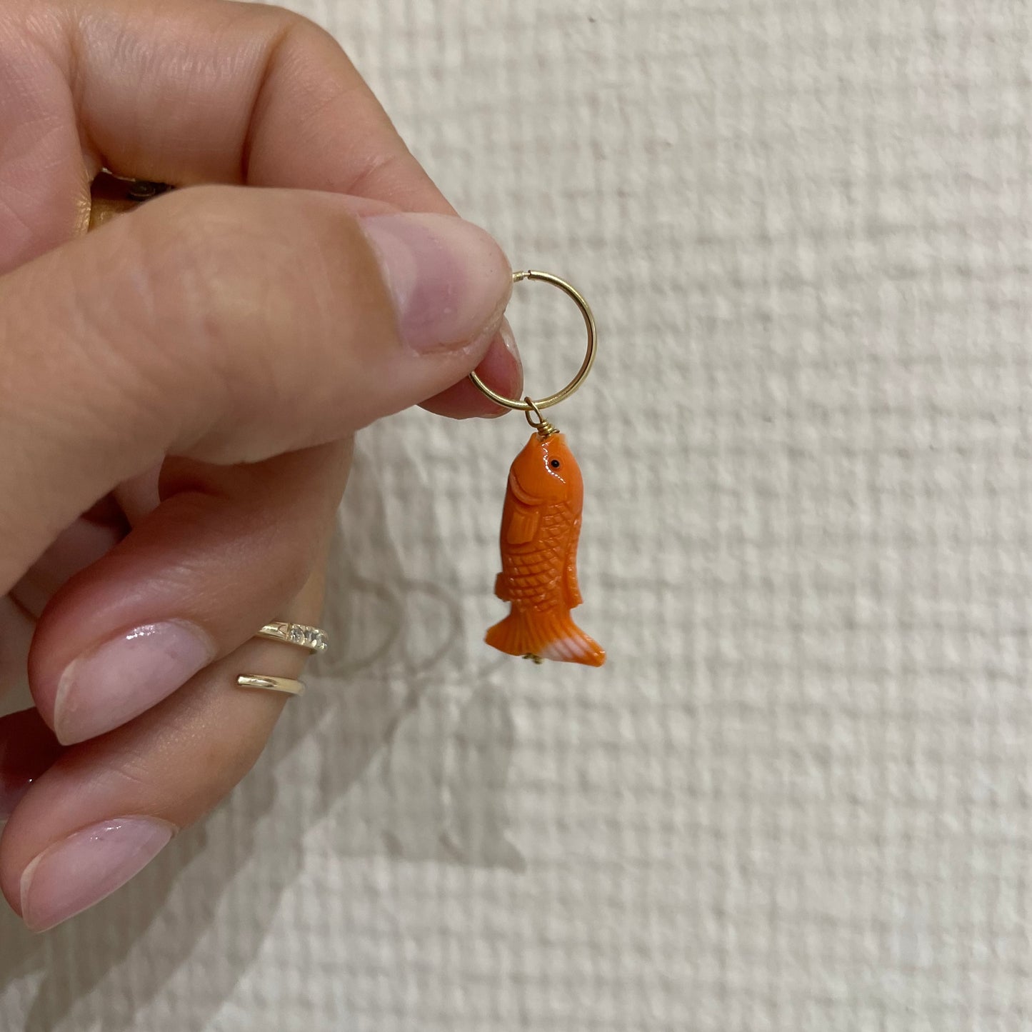 .la ciorta. -mono orecchino in oro 18kt e corallo