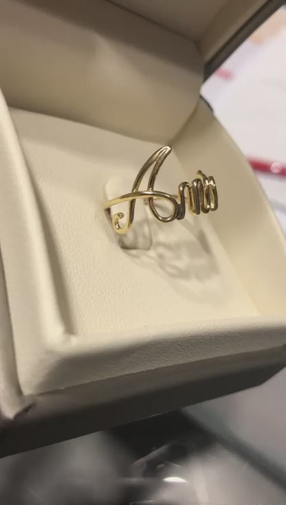 Anello a filo con nome in oro 18kt