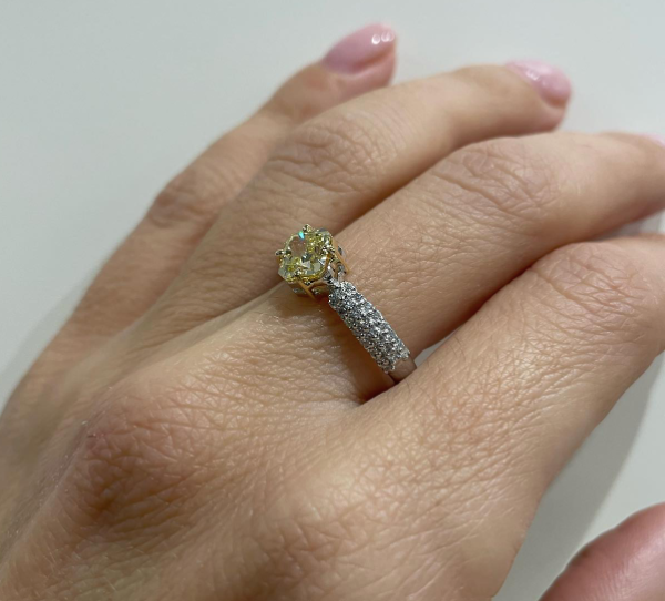 Yes - anello in oro bianco 18kt con diamante fancy