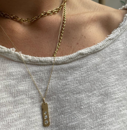 Fav - ciondolo in oro giallo 18kt con finitura sabbiata