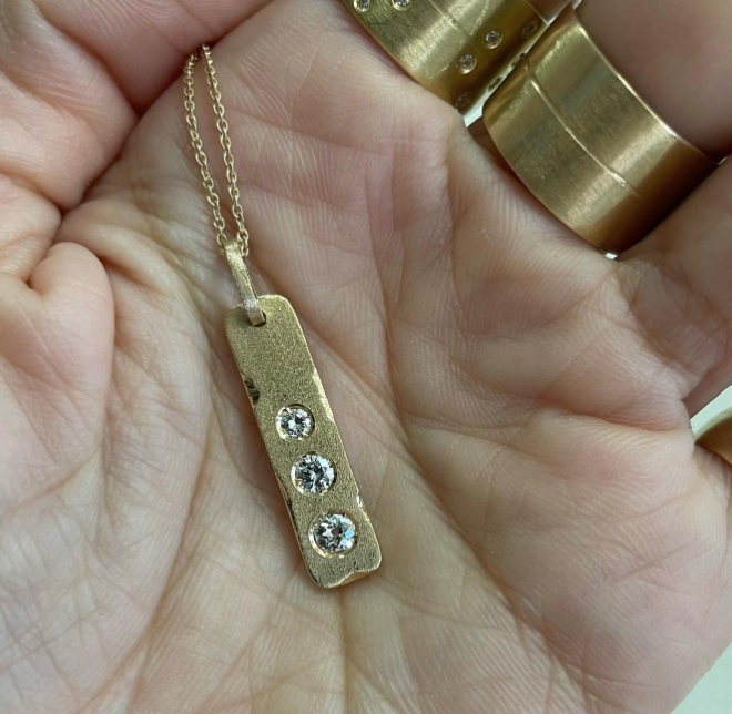 Fav - ciondolo in oro giallo 18kt con finitura sabbiata
