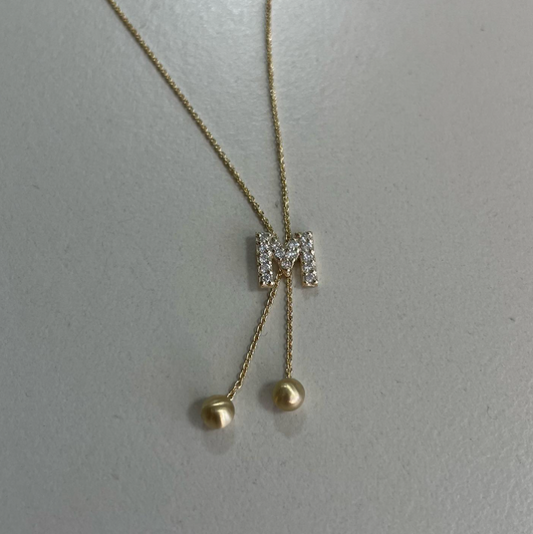 collana in oro giallo 18ct con iniziale di diamanti