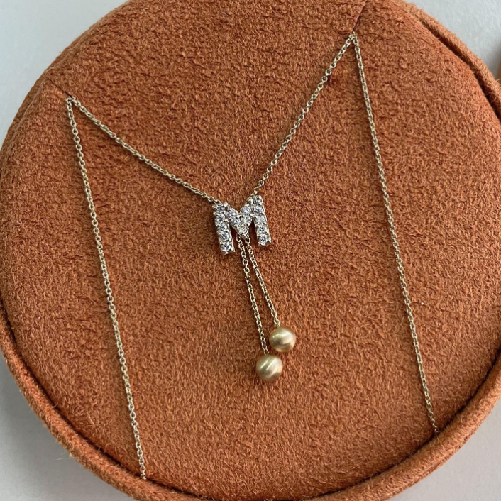collana in oro giallo 18ct con iniziale di diamanti
