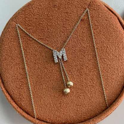 collana in oro giallo 18ct con iniziale di diamanti