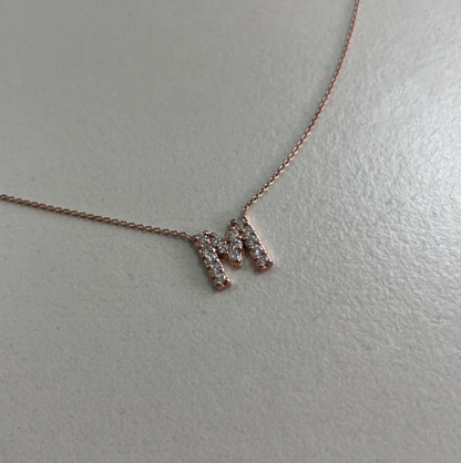 collana in oro rosa 18kt con iniziale di diamanti