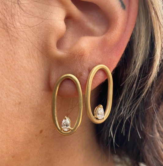 Orecchini sabbiati in oro giallo 18kt e diamanti