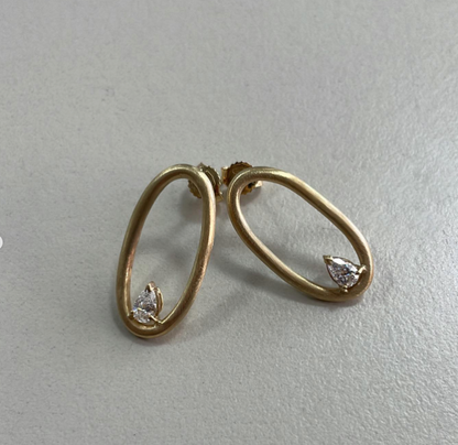 Orecchini sabbiati in oro giallo 18kt e diamanti