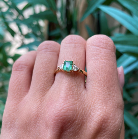 Er - anello in oro 18kt con diamanti e smeraldo