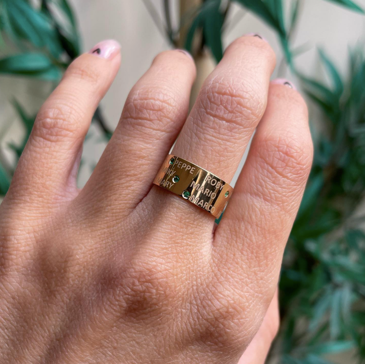 Family - anello fascia in oro 18kt con incisioni e pietre preziose