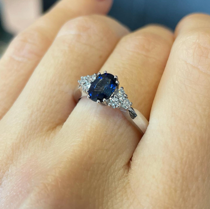 Lady - anello in oro 18kt con smeraldo e diamanti