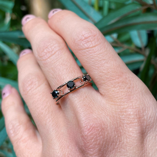 Tre - anello in oro 18kt con diamanti neri