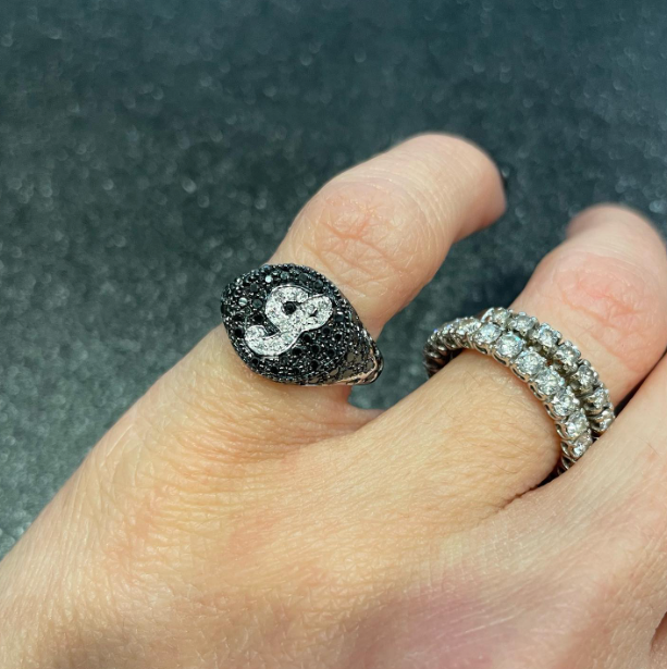 Anello chevalier in oro 18kt con diamanti noir e bianchi