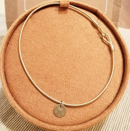 Mye - bracciale rigido in oro 18kt con finitura sabbiata