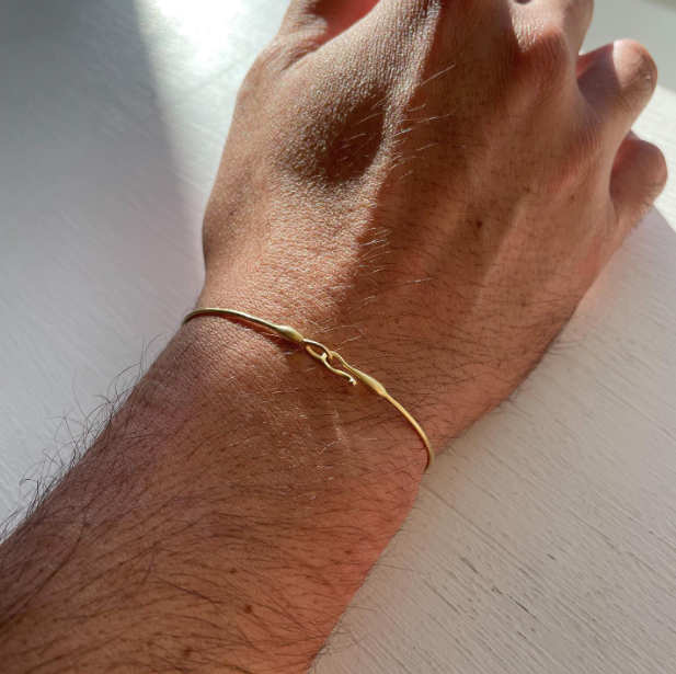 Mye - bracciale rigido in oro 18kt con finitura sabbiata
