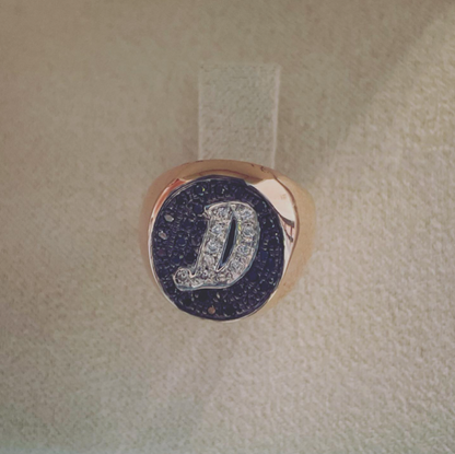 Anello chevalier in oro 18kt con diamanti e diamanti noir