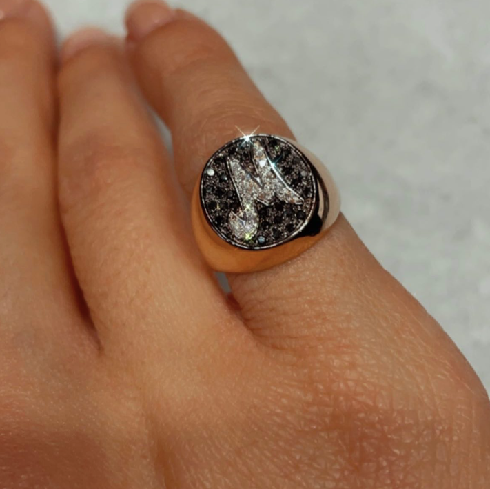 Anello chevalier in oro 18kt con diamanti e diamanti noir