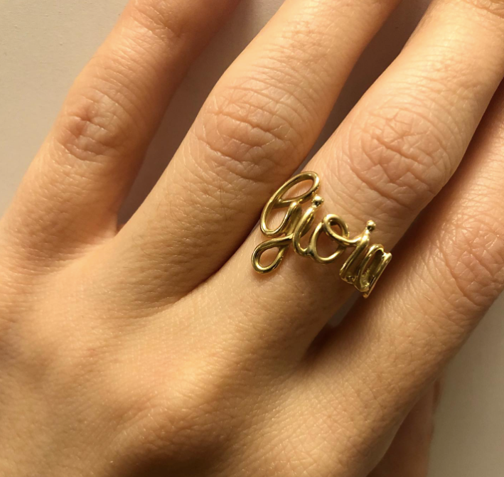 Anello a filo con nome in oro 18kt