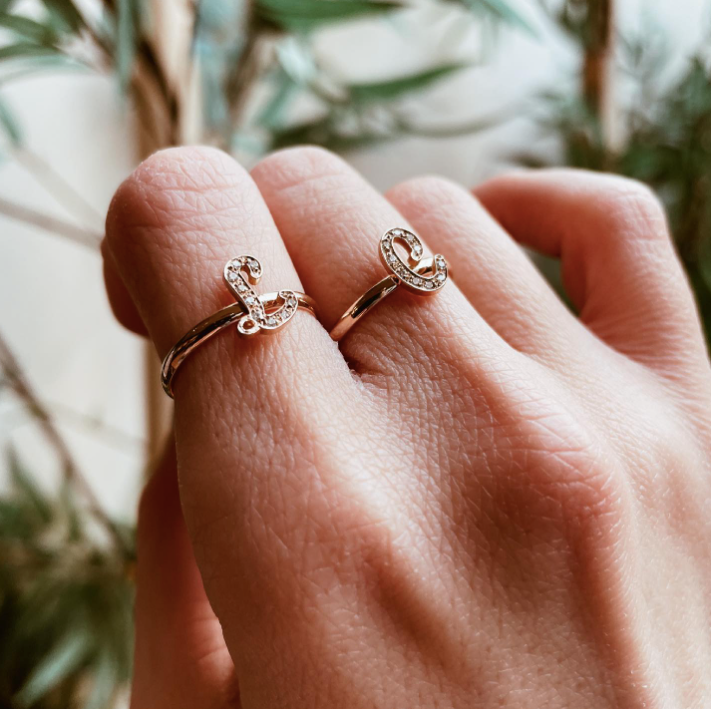 Free - anello in oro 18kt con iniziale