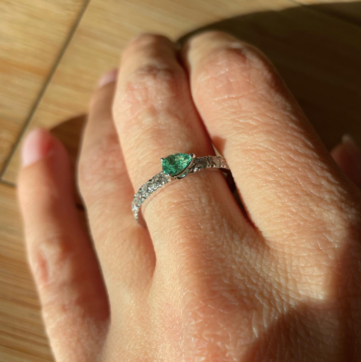 Chiara - anello mezza veretta in oro 18kt , diamanti e smeraldo